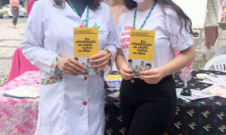 Professores e alunos do curso de nutrição da Unesc realizam atendimento na Praça